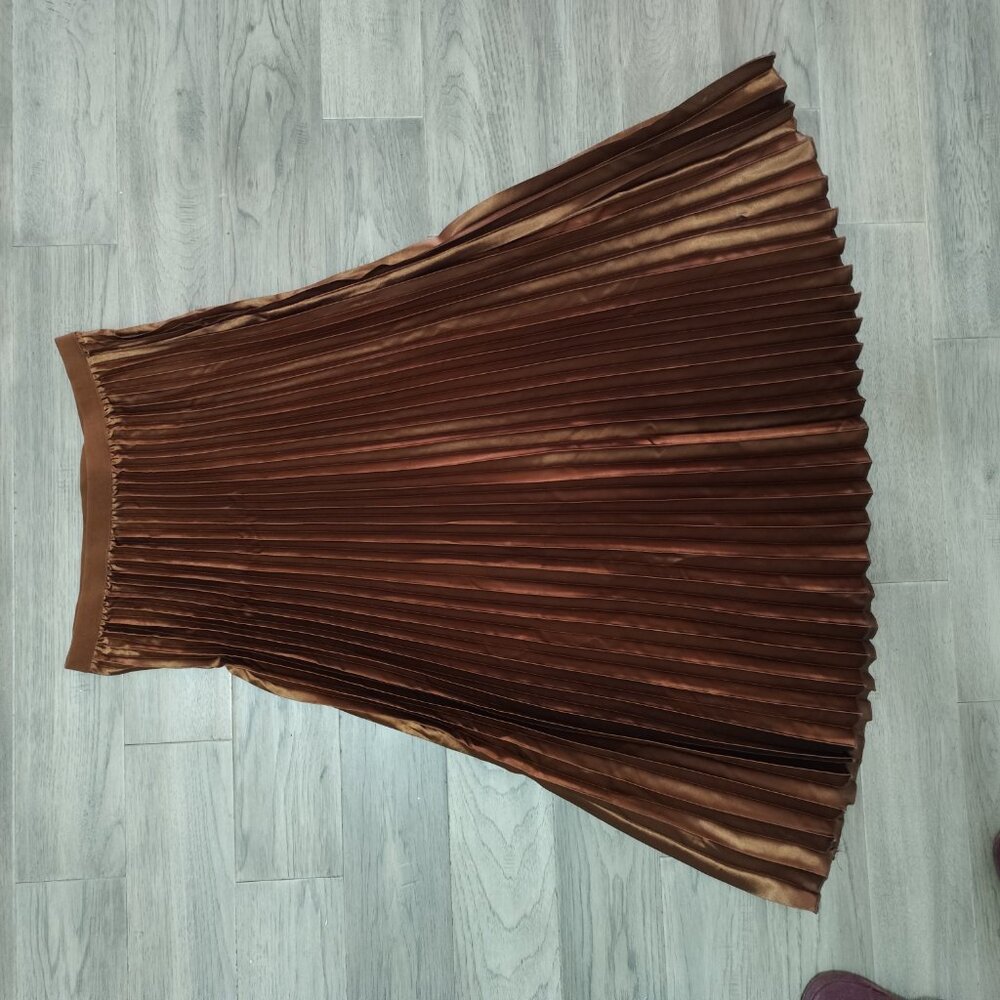 Elegant Brown Pleated Skirt - Picture 3 of 5